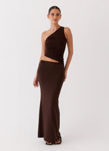 Dos nu robe asymétrique marron élégante et structurée
