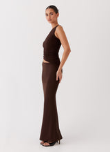 Deuxième vue de face robe marron satinée