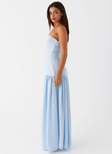 Vue de dos de la robe longue femme bleu céleste fluide
