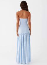 Robe bustier bleu céleste en mouvement, look fluide et léger