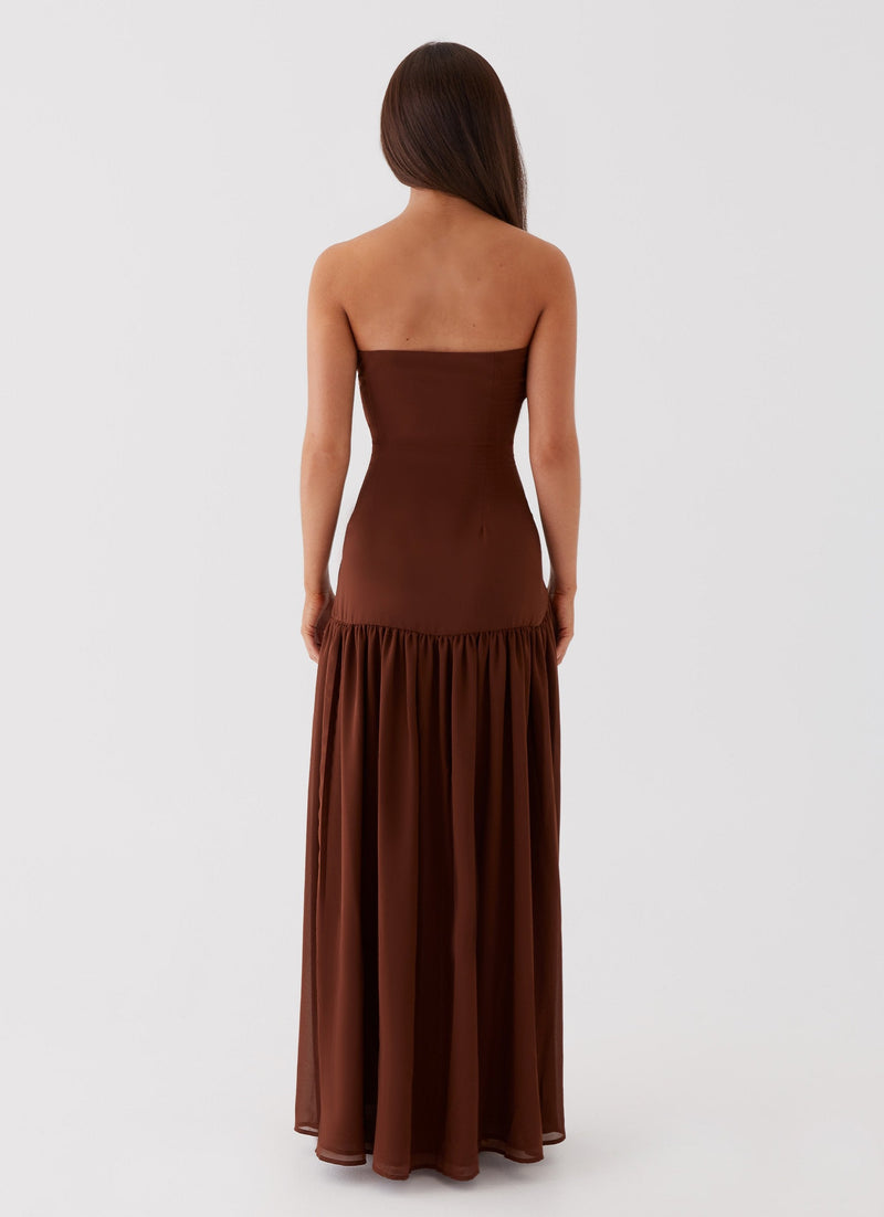 Vue de dos robe longue chocolat bordeaux élégante