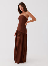 Vue de côté robe bustier chocolat bordeaux fluide