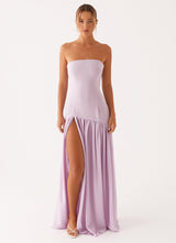 Femme assise en robe bustier lavande fluide