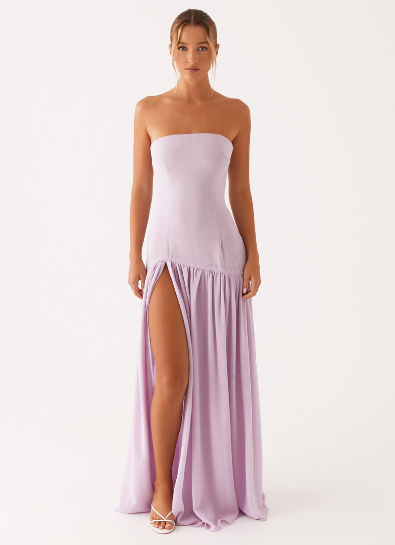 Femme assise en robe bustier lavande fluide