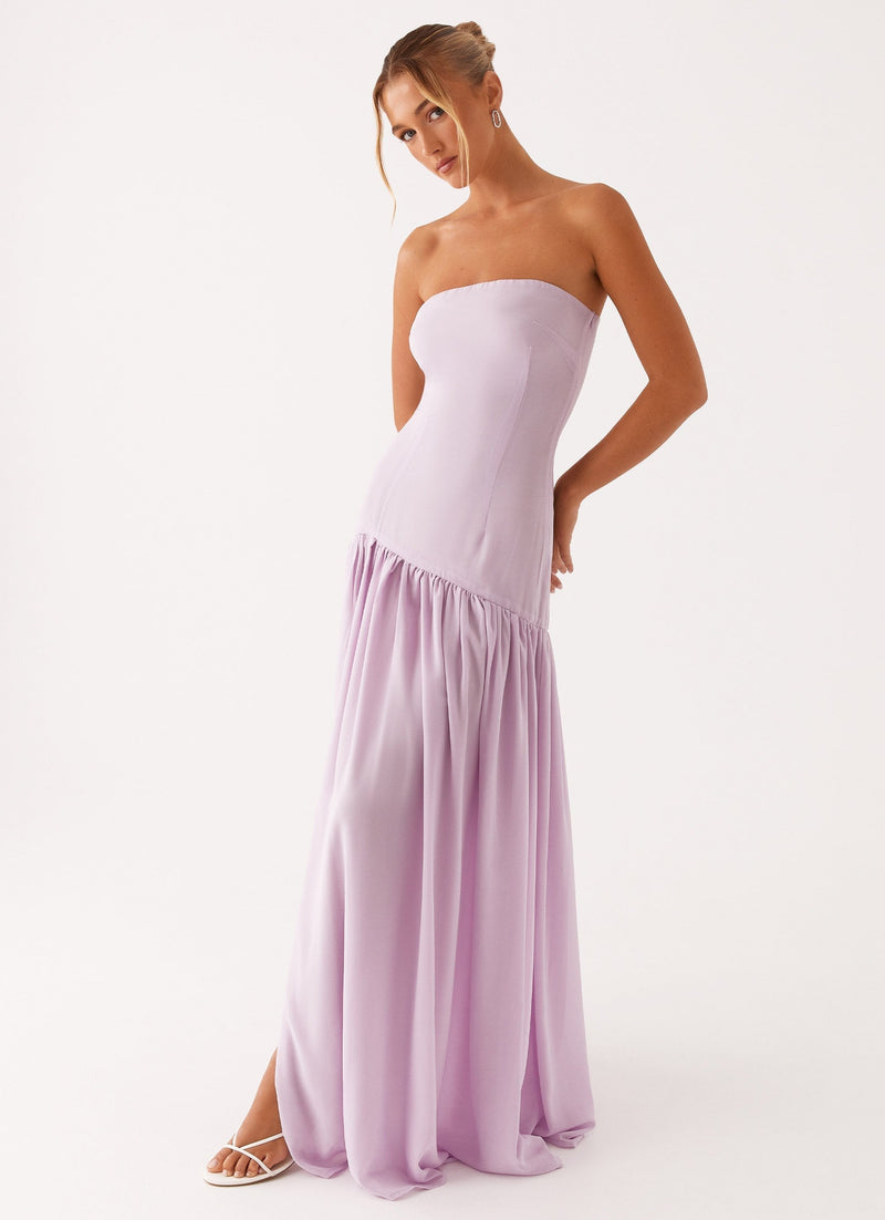 Robe bustier lavande en tissu fluide portée en marche