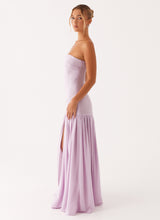 Vue latérale de la robe bustier lavande délicate