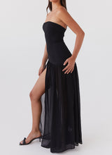 Look élégant en robe bustier noire pour événement formel