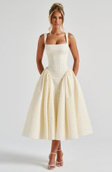 Robe midi jaune en vichy – vue frontale avec jupe volumineuse