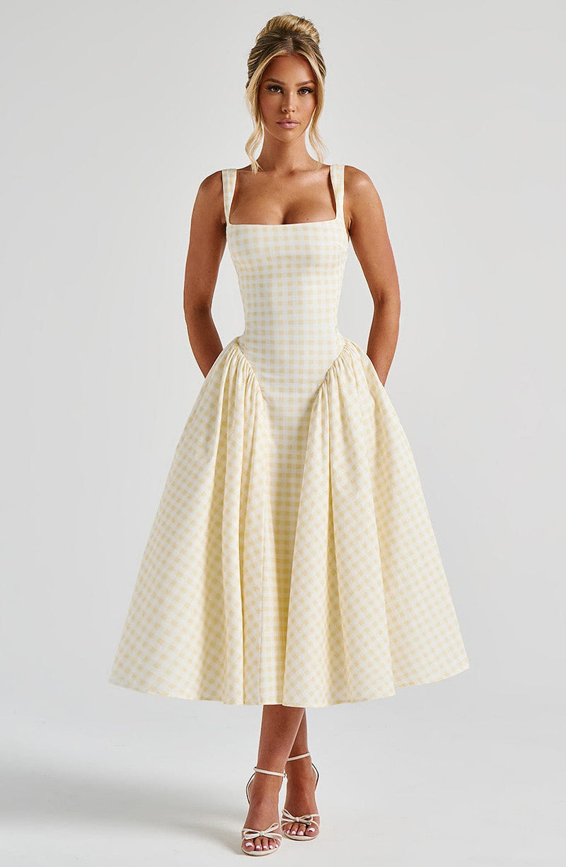 Robe midi jaune en vichy – vue frontale avec jupe volumineuse