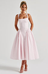 Vue arrière du laçage ajustable sur la robe midi vichy rose