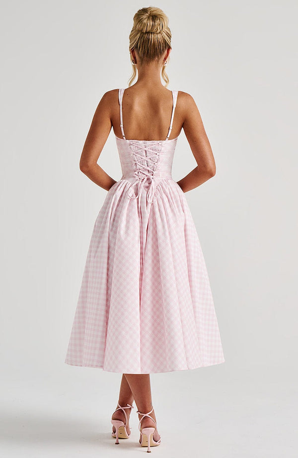 Modèle en mouvement en robe vichy rose – jupe fluide et féminine