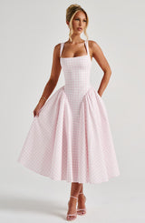 Vue trois-quarts de la robe rose rétro – silhouette élégante