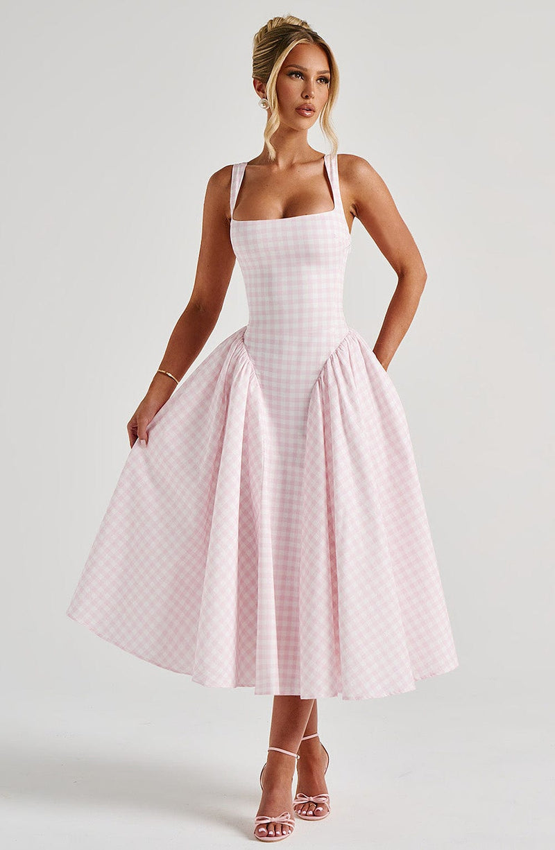 Vue trois-quarts de la robe rose rétro – silhouette élégante