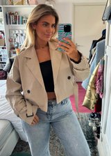 Camille™ | Trenchcoat courte avec détails ceinturés