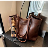 Femme assise avec sac à main marron élégant en tenue casual chic