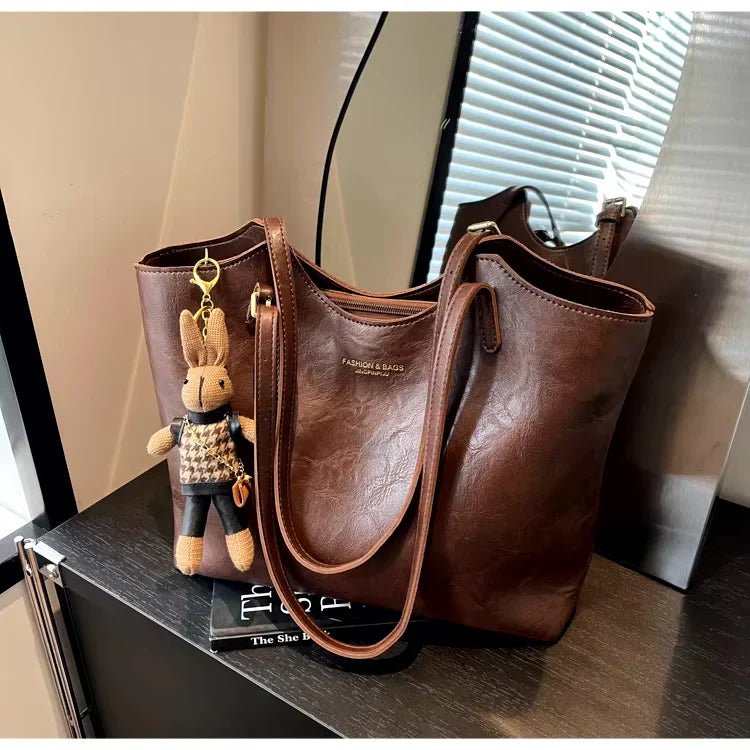 Femme assise avec sac à main marron élégant en tenue casual chic