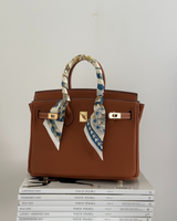 Sac marron avec foulard noué – style élégant et accessoirisé