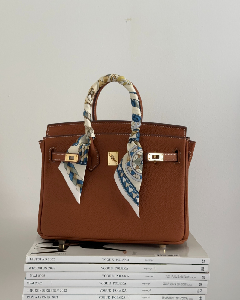 Sac marron avec foulard noué – style élégant et accessoirisé