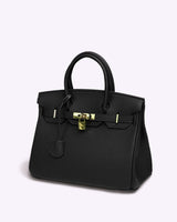 Sac noir Armure Urbaine avec pull blanc – porté au bras