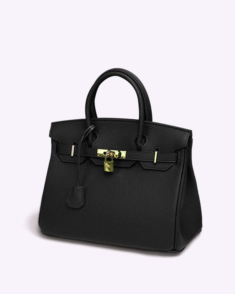 Sac noir Armure Urbaine avec pull blanc – porté au bras