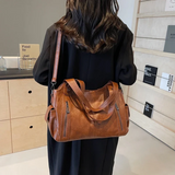 Vue arrière du sac AUDREY couleur café porté par une femme