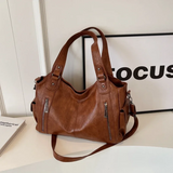  Sac marron femme posé devant mur FOCUS, style cabas
