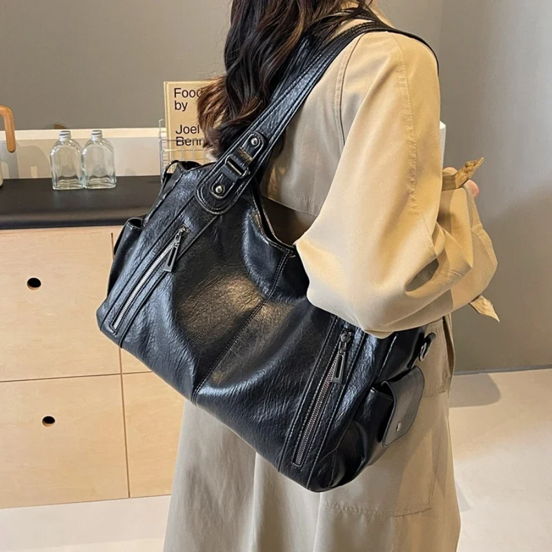  Détail fermeture éclair du sac noir AUDREY, vue en angle