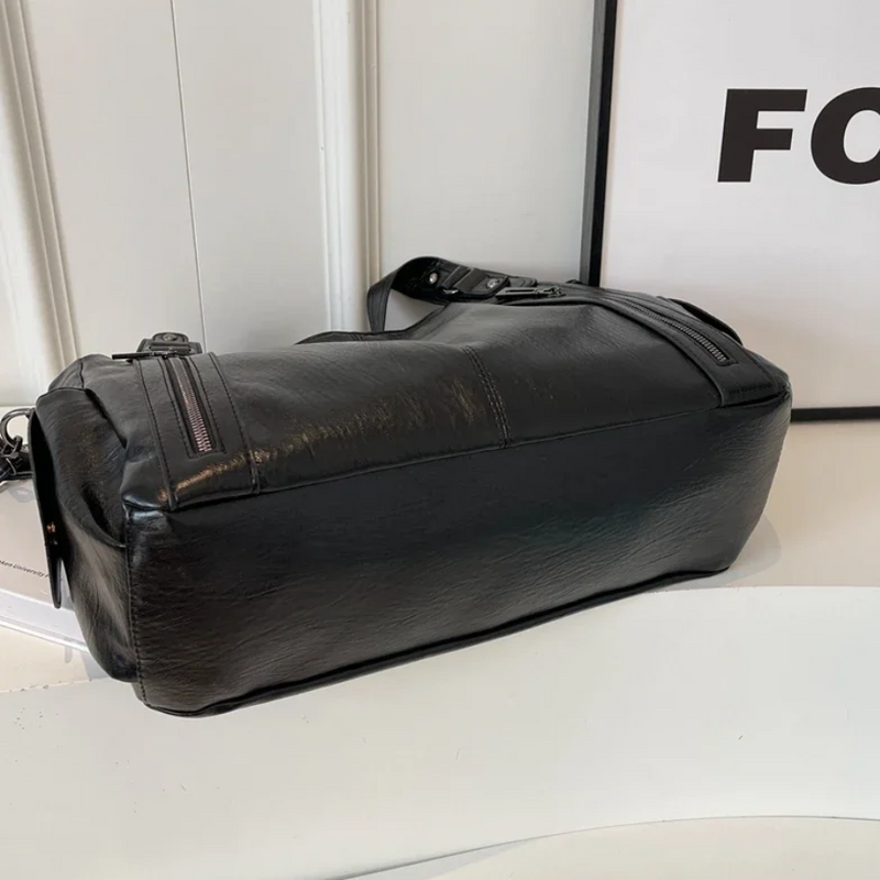  Compartiment ordinateur visible dans sac noir femme