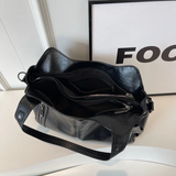 Gros plan sur cuir texturé et zip du sac noir AUDREY