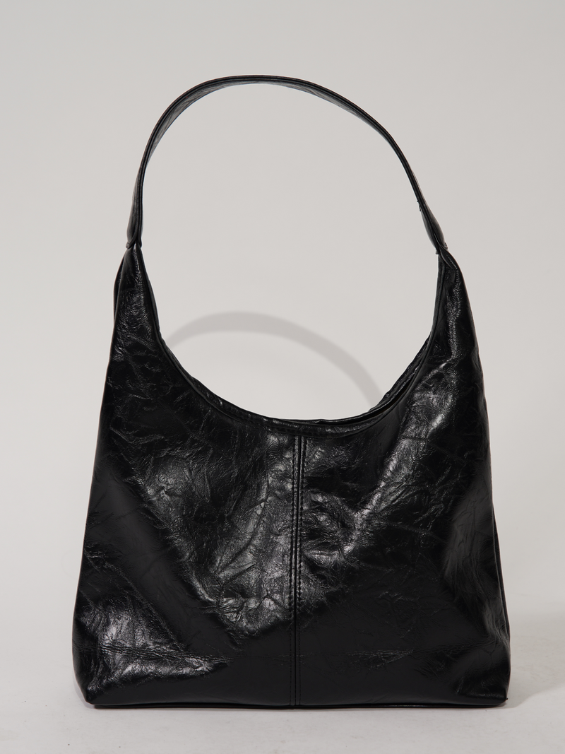 Vue frontale sac à main noir en simili cuir souple