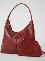 Vue de côté du sac rouge LÉA avec courbe souple