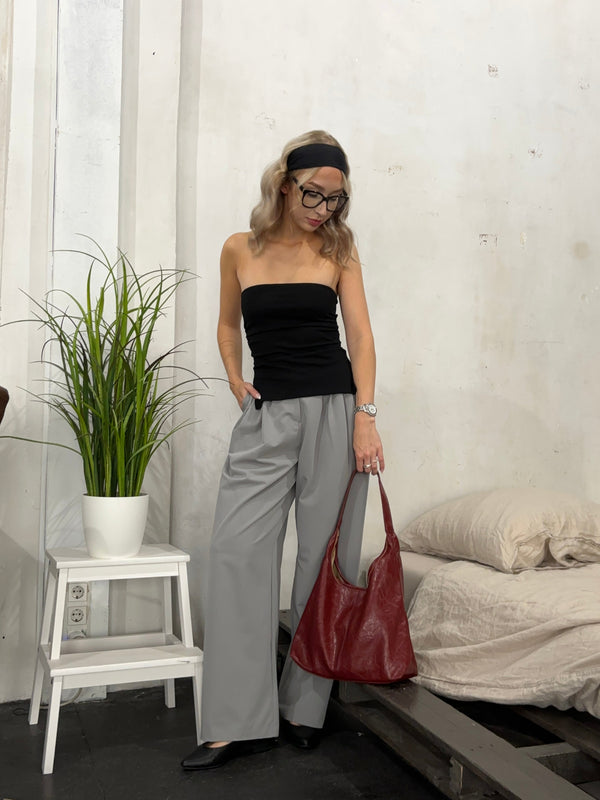 Sac à épaule rouge porté par femme, look urbain décontracté