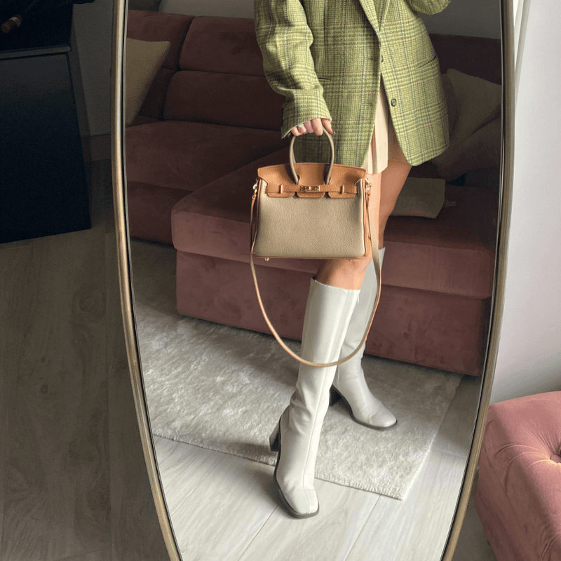 Sac à main Élise en vue frontale avec tenue minimaliste – style affirmé