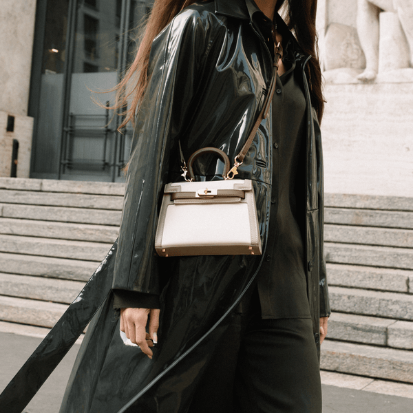 Sac Gabi porté à la main avec manteau foncé – contraste élégant