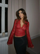 Vue de profil du top rouge en dentelle pour femme chic