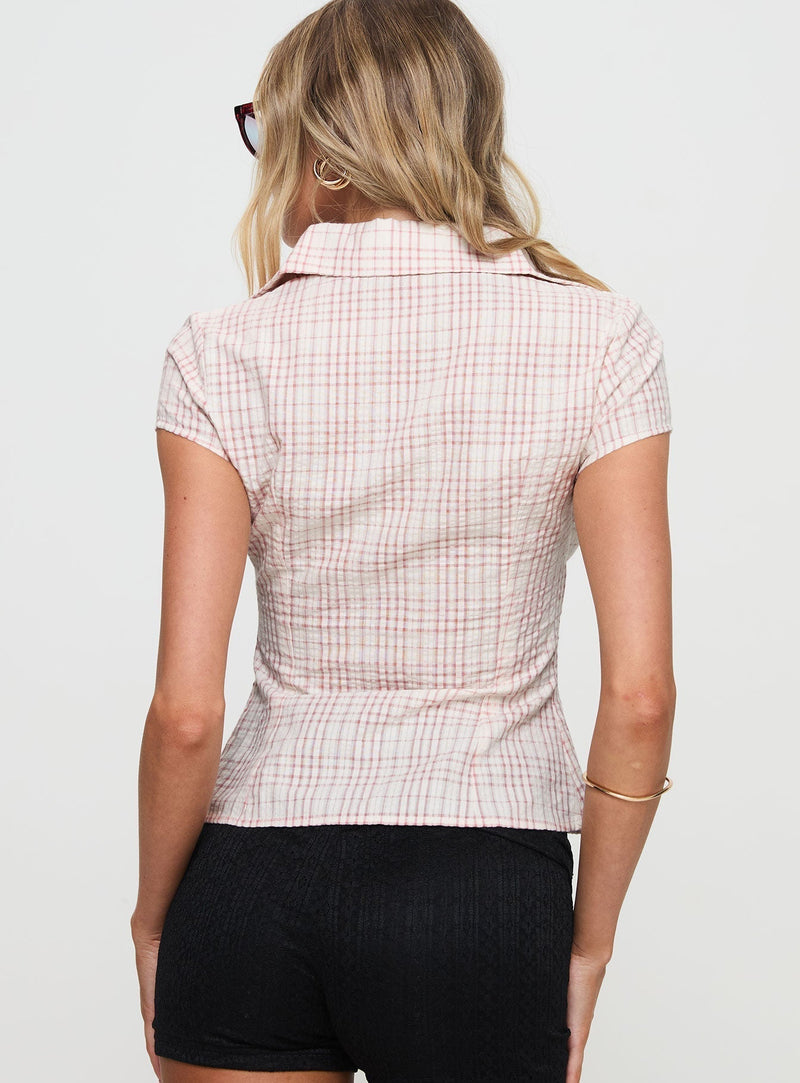 Vue trois-quarts du top à carreaux rose pâle