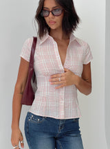 Top à carreaux rose porté avec lunettes, style casual chic