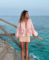 Top rose à carreaux porté en bord de mer, look estival romantique