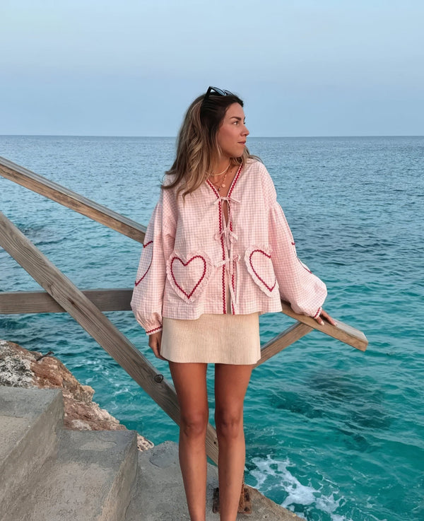 Top rose à carreaux porté en bord de mer, look estival romantique